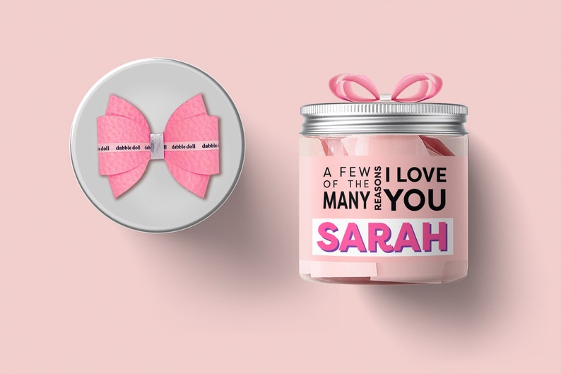 Personalized gift candle and pink bow for girls and women, ideal for special occasions